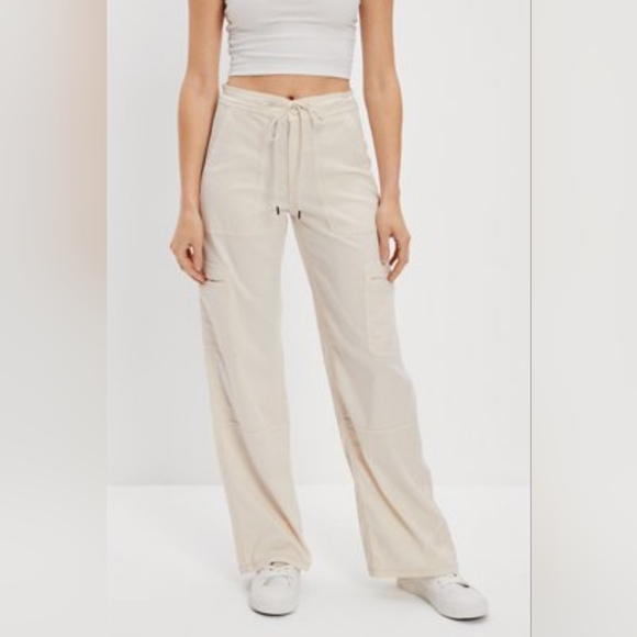 American Eagle Dreamy Drape Stretch Super High-Waisted Baggy Wide-Leg Cargo Pant - Picture 1 of 2